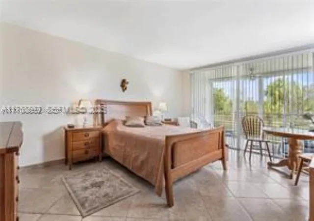 4th image of 3800 Oaks Clubhouse Dr #307, Pompano Beach, FL 33069 | MLS# A12020513