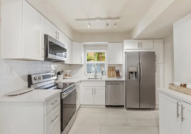 4th image of 1020 SW 18th Court, Fort Lauderdale, FL 33315 | MLS# B26030106
