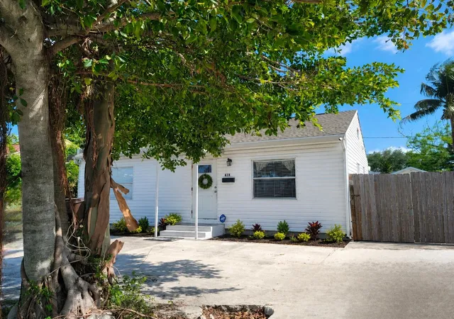 Photo 2 of Single family home for sale at 618 Hunter St, West Palm Beach, FL 33405 | MLS# B26030331 | Listing updated on 2026-09-23