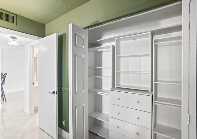 Listing Photo 4 - Condo for sale in building located at 10401 W Broward Blvd, Plantation, FL 33324 - Unit #209