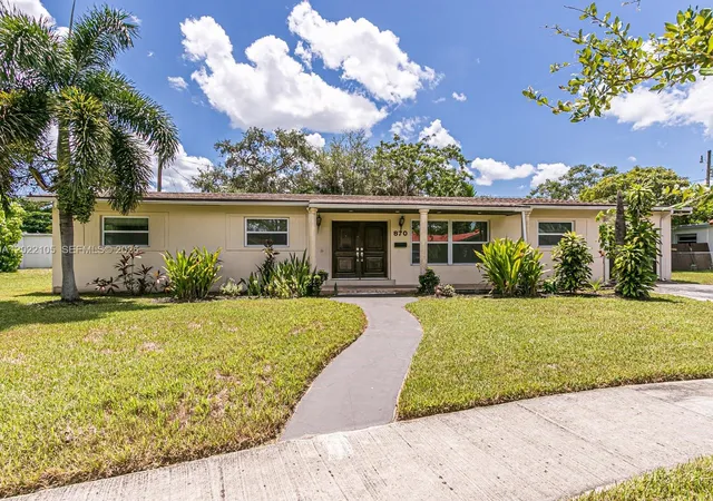 2nd image of 870 Ne 182nd St, North Miami Beach, FL 33162 | MLS# A12022105