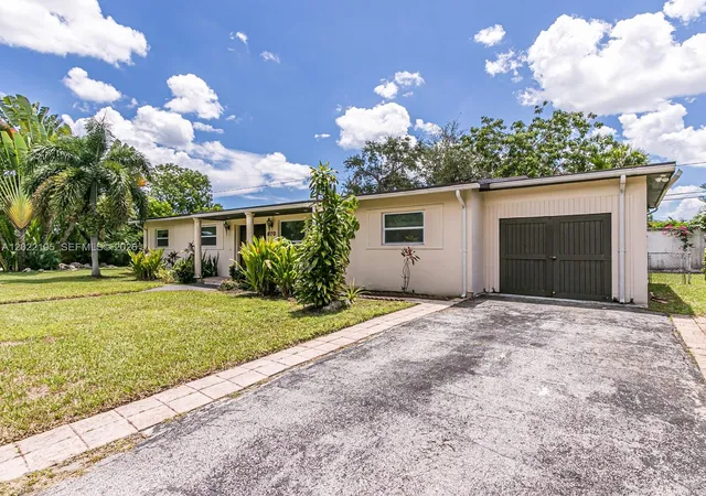 3rd image of 870 Ne 182Nd St, North Miami Beach, FL 33162 | MLS# A12022105