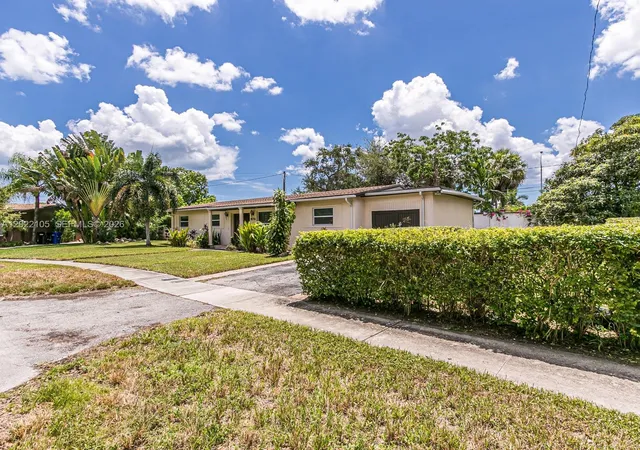 4th image of 870 Ne 182Nd St, North Miami Beach, FL 33162 | MLS# A12022105