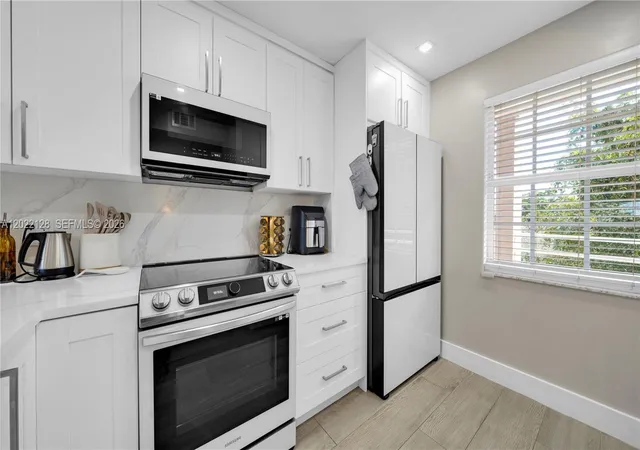 2nd image of 605 Oaks Dr #502, Pompano Beach, FL 33069 | MLS# A12022128