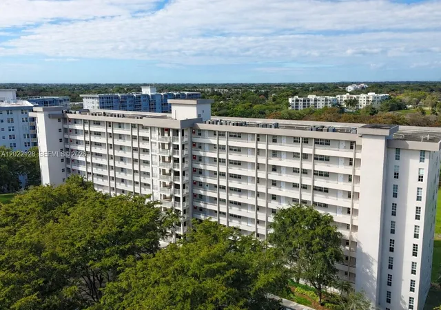 4th image of 605 Oaks Dr #502, Pompano Beach, FL 33069 | MLS# A12022128