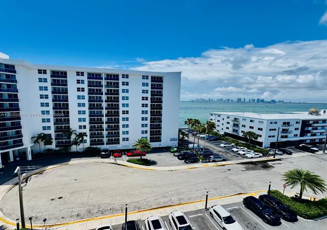 Homes for sale in North Bay Village, FL | 7501 E Treasure Dr #7R, North Bay Village, FL 33141 | MLS# A12022095