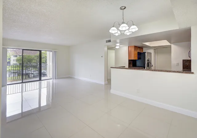 Listing Photo 5 - Condo for sale in building located at 9244 W Atlantic Blvd, Coral Springs, FL 33071 - Unit #1222