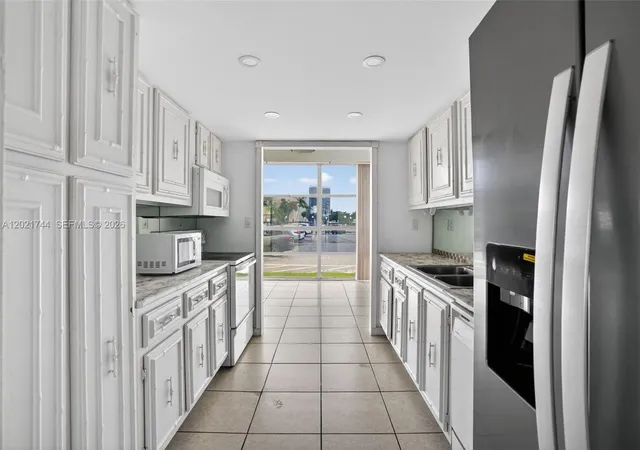5th image of 2000 Atlantic Shores Blvd #120, Hallandale Beach, FL 33009 | MLS# A12021744