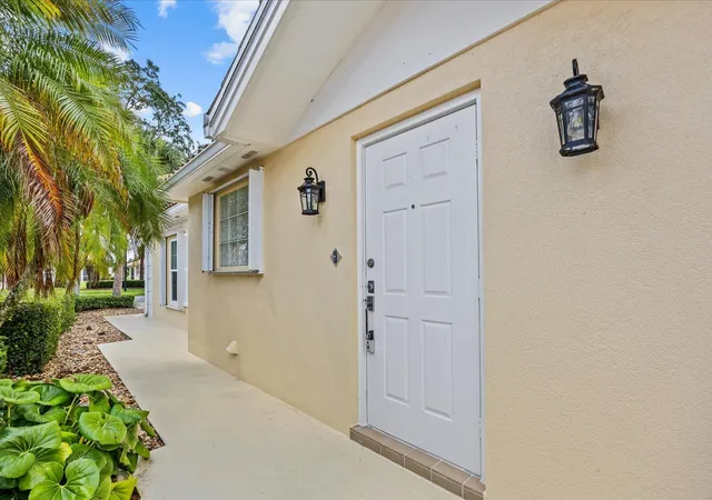 Homes for sale in Stuart, FL | 918 Sw Balmoral Tr, Stuart, FL 34997 | MLS# B26030699