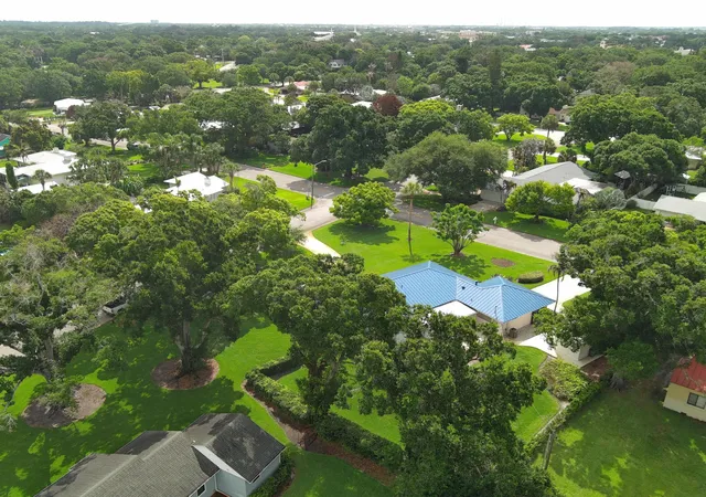 Photo 4 of Single family home for sale at 2301 Avalon Ave, Vero Beach, FL 32960 | MLS# B26030927 | Listing updated on 2026-10-07