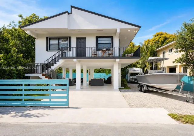 1st image of 414 Coconut Dr, Key Largo, FL 33037 | MLS# A12021887