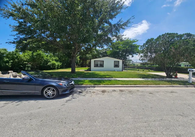Photo 2 of Single family home for sale at 1605 W 10th Street, Riviera Beach, FL 33404 | MLS# B26031127 | Listing updated on 2026-10-07