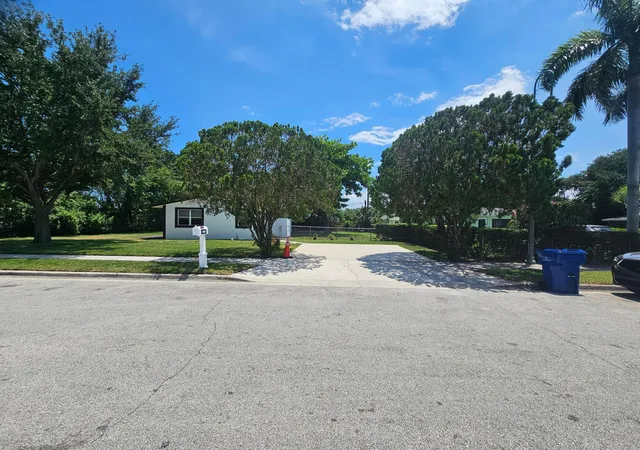 Photo 3 of Single family home for sale at 1605 W 10th Street, Riviera Beach, FL 33404 | MLS# B26031127 | Listing updated on 2026-10-07