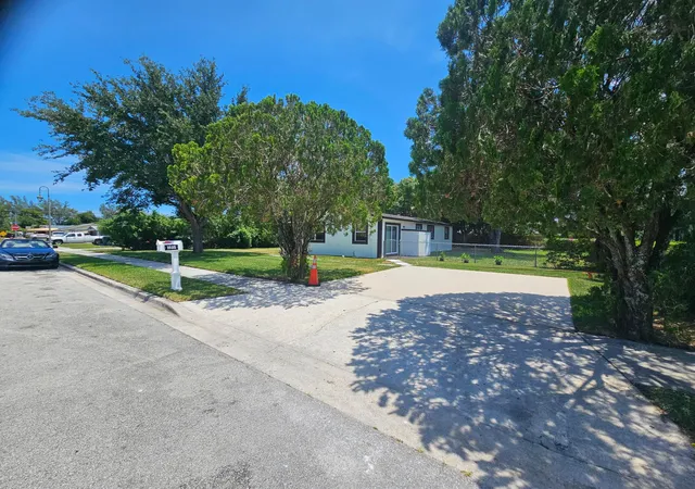 Photo 4 of Single family home for sale at 1605 W 10th Street, Riviera Beach, FL 33404 | MLS# B26031127 | Listing updated on 2026-10-07
