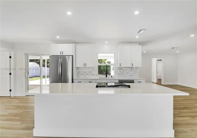 2nd image of 404 Highwood Cir, Jupiter, FL 33458 | MLS# A11992559
