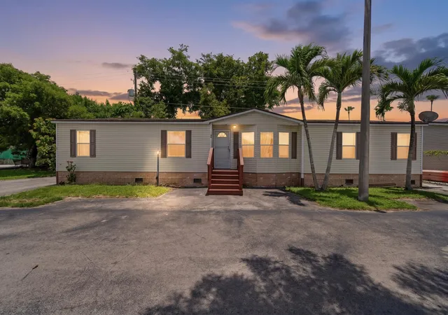 Photo 2 of Manufactured home for sale at 220 Ne 12th Avenue #44, Homestead, FL 33030 | MLS# B26031958 | Listing updated on 2026-09-23