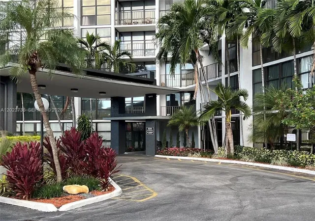 2nd image of 800 Parkview Dr #430, Hallandale Beach, FL 33009 | MLS# A12023736