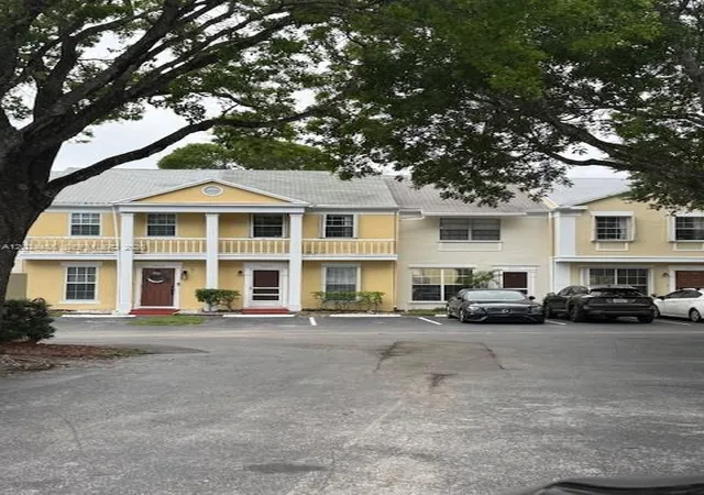 3rd image of 2856 Cambridge Ln, Hollywood, FL 33026 | MLS# A12024455
