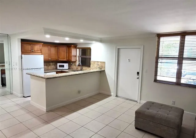 3rd image of 2400 Ne 10Th St, Pompano Beach, FL 33062