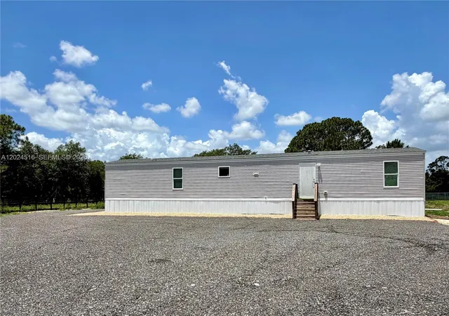 3rd image of 170 S Jinete St, Clewiston, FL 33440 | MLS# A12024516