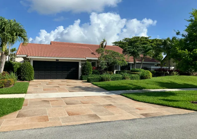 Photo 3 of Sale Pending at 425 Deer Crk Path E, Deerfield Beach, FL 33442 | MLS# B26032643 | Listing updated on 2026-09-11