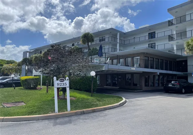 3rd image of 9235 Sw 8Th St #209, Boca Raton, FL 33428 | MLS# A12020316