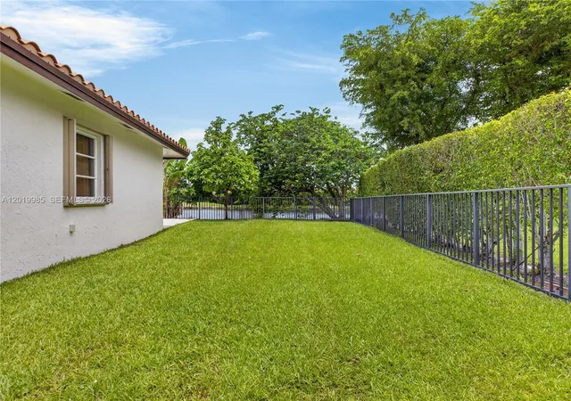 Homes for sale in Weston, FL | 16641 Royal Poinciana Dr, Weston, FL 33326 | MLS# A12019985