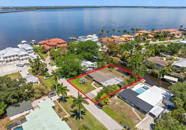 Homes for sale in Fort Myers, FL | 1229 Carlene Ave, Fort Myers, FL 33901 | MLS# A12025685