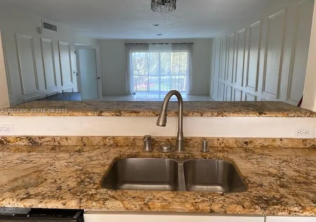 5th image of 6101 N Fls Cir Dr, Lauderhill, FL 33319