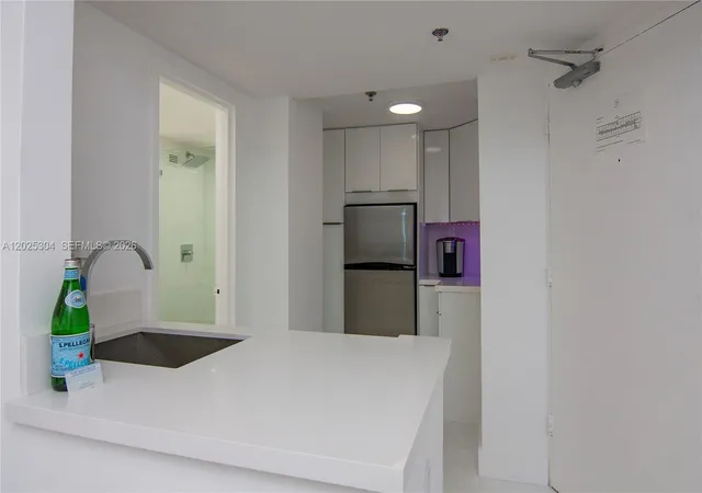 5th image of 5445 Collins Ave #1730, Miami Beach, FL 33140 | MLS# A12025304