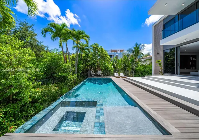 3rd image of 571 Glenridge Rd, Key Biscayne, FL 33149 | MLS# A12025834