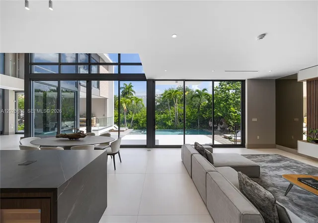 5th image of 571 Glenridge Rd, Key Biscayne, FL 33149 | MLS# A12025834