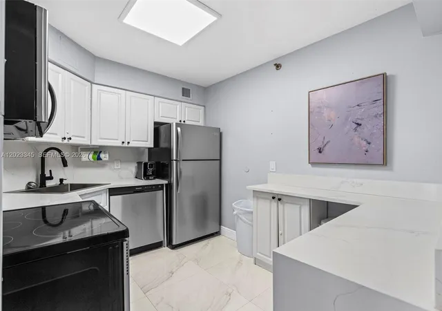 4th image of 5225 Collins Ave #1509, Miami Beach, FL 33140 | MLS# A12023345