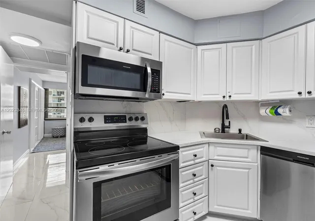 5th image of 5225 Collins Ave #1509, Miami Beach, FL 33140 | MLS# A12023345