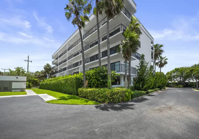 Homes for sale in Juno Beach, FL | 1045 Ocean Drive, Juno Beach, FL 33408 | Houzeo