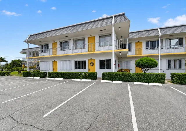 4th image of 3240 Lake Osborne Dr #Apt 104, Lake Worth Beach, FL 33461 | MLS# B26034023