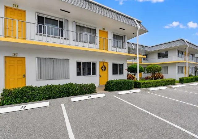 5th image of 3240 Lake Osborne Dr #Apt 104, Lake Worth Beach, FL 33461 | MLS# B26034023