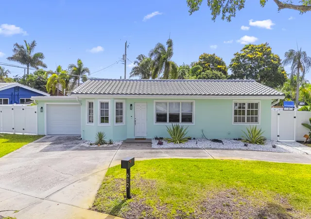 Photo 3 of Single family home for sale at 612 Se 10th Avenue, Deerfield Beach, FL 33441 | MLS# B26034346 | Listing updated on 2026-09-23
