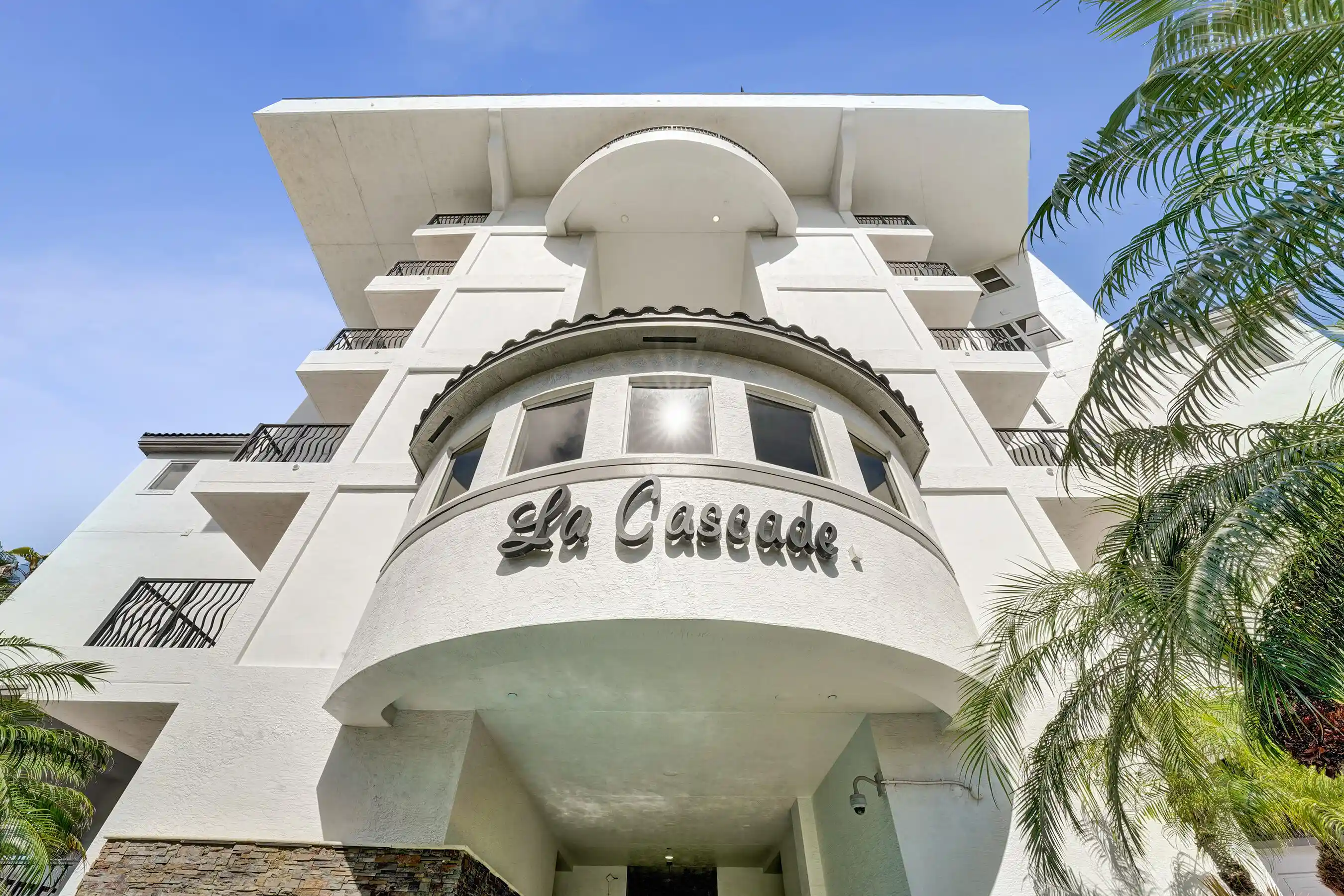 Listing Photo 1 - Condo for sale in 615 Bayshore Dr located at 615 Bayshore Dr, Fort Lauderdale, FL 32507 - Unit #402