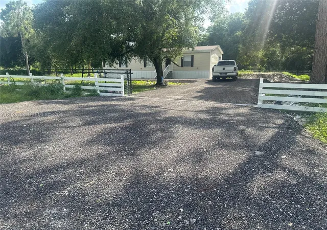 3rd image of 720 N Riverside St, Clewiston, FL 33440 | MLS# A12028204