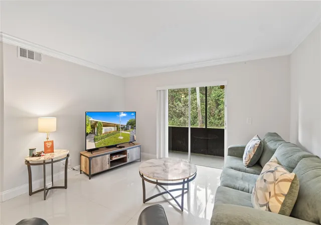 5th image of 567 Trace Cir, Deerfield Beach, FL 33441