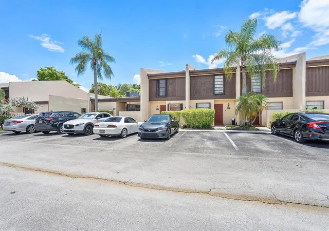 3rd image of 9942 Nw 10Th St #7, Pembroke Pines, FL 33024 | MLS# A12028194