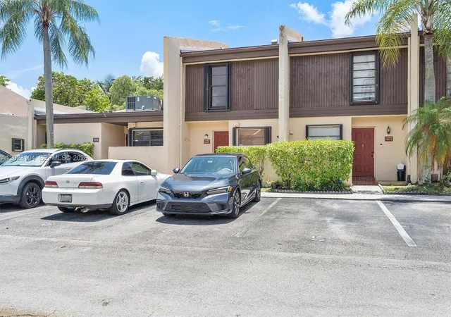 4th image of 9942 Nw 10Th St #7, Pembroke Pines, FL 33024 | MLS# A12028194