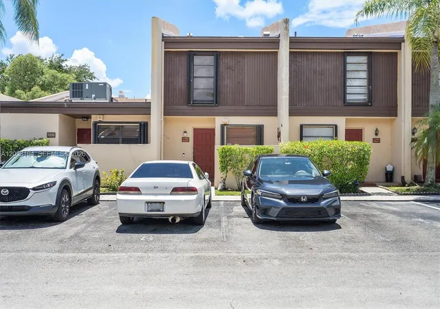5th image of 9942 Nw 10Th St #7, Pembroke Pines, FL 33024 | MLS# A12028194