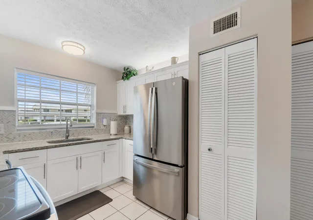 Listing Photo 4 - Condo for sale in building located at 740 Lake Orchid Cir, Vero Beach, FL 32962 - Unit #104