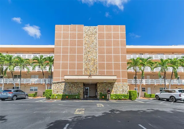 2nd image of 201 Se 11th Ter #102, Dania, FL 33004 | MLS# A12028732