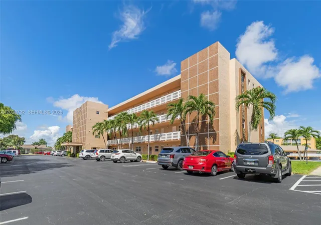 3rd image of 201 Se 11Th Ter #102, Dania, FL 33004 | MLS# A12028732