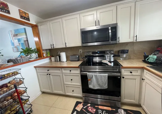 2nd image of 9281 Sunrise Lakes Blvd #209, Sunrise, FL 33322 | MLS# A12028558
