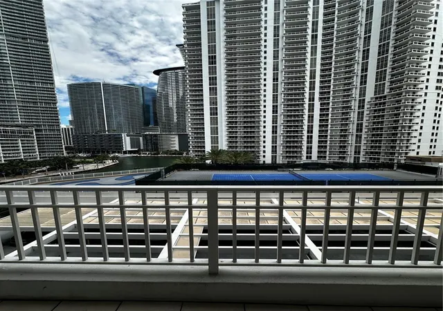 2nd image of 801 Brickell Key Blvd #906, Miami, FL 33131 | MLS# A12028616