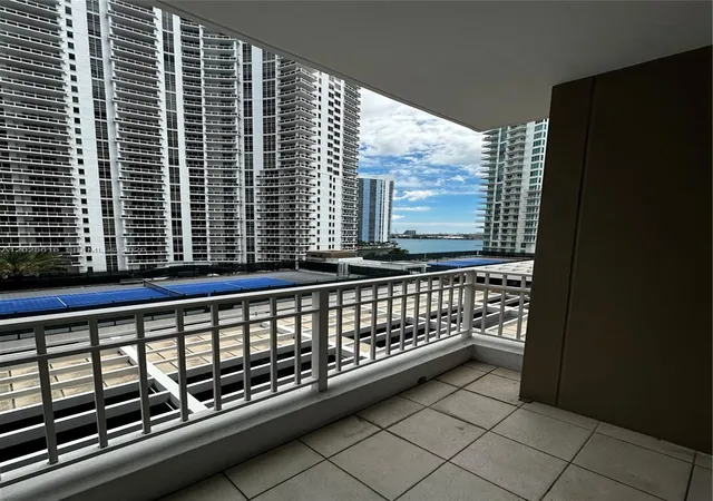 3rd image of 801 Brickell Key Blvd #906, Miami, FL 33131 | MLS# A12028616